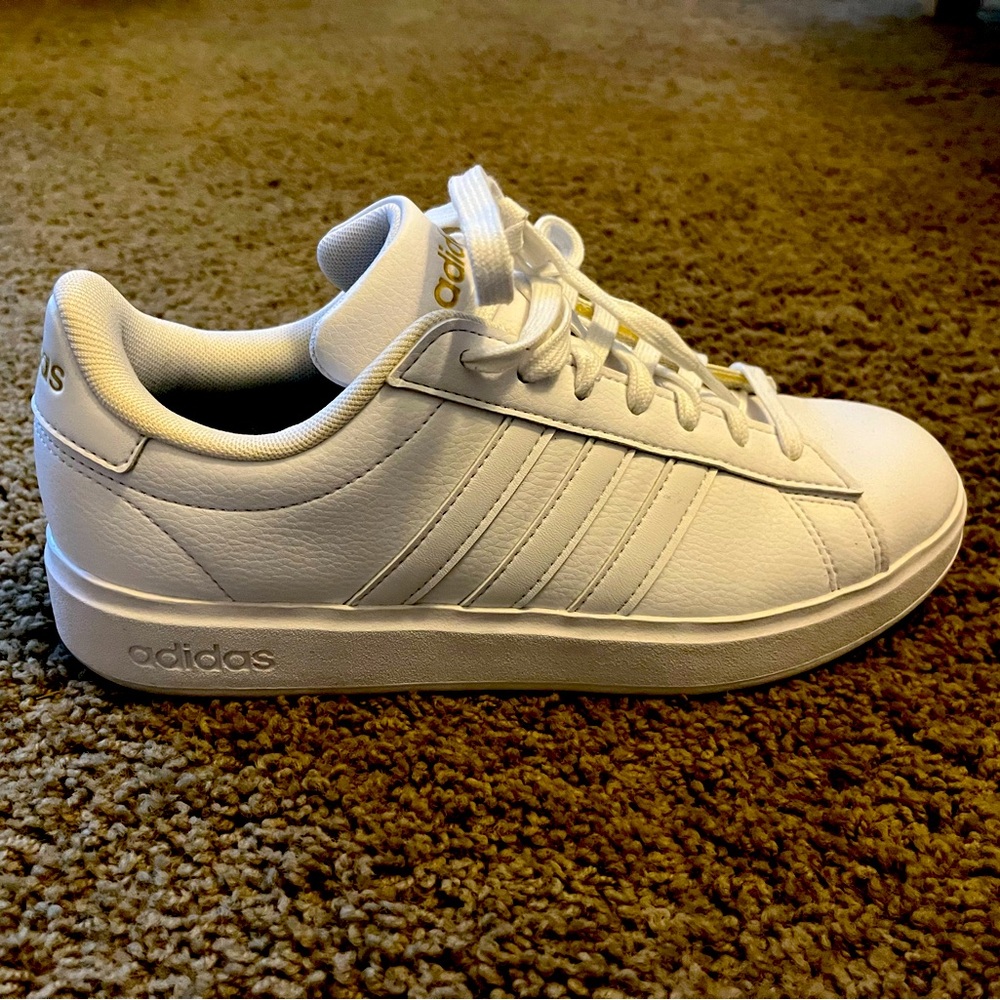 Adidas, women’s 7, white